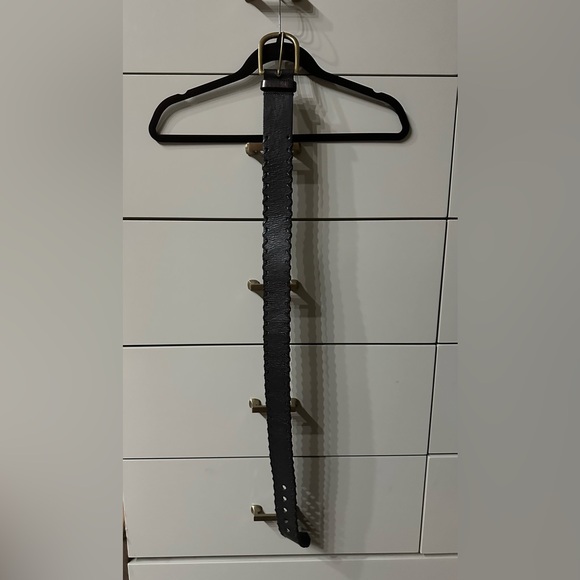 Gap 1969 Black Genuine Leather Belt with Large Gold Buckle Size Small - Picture 7 of 7